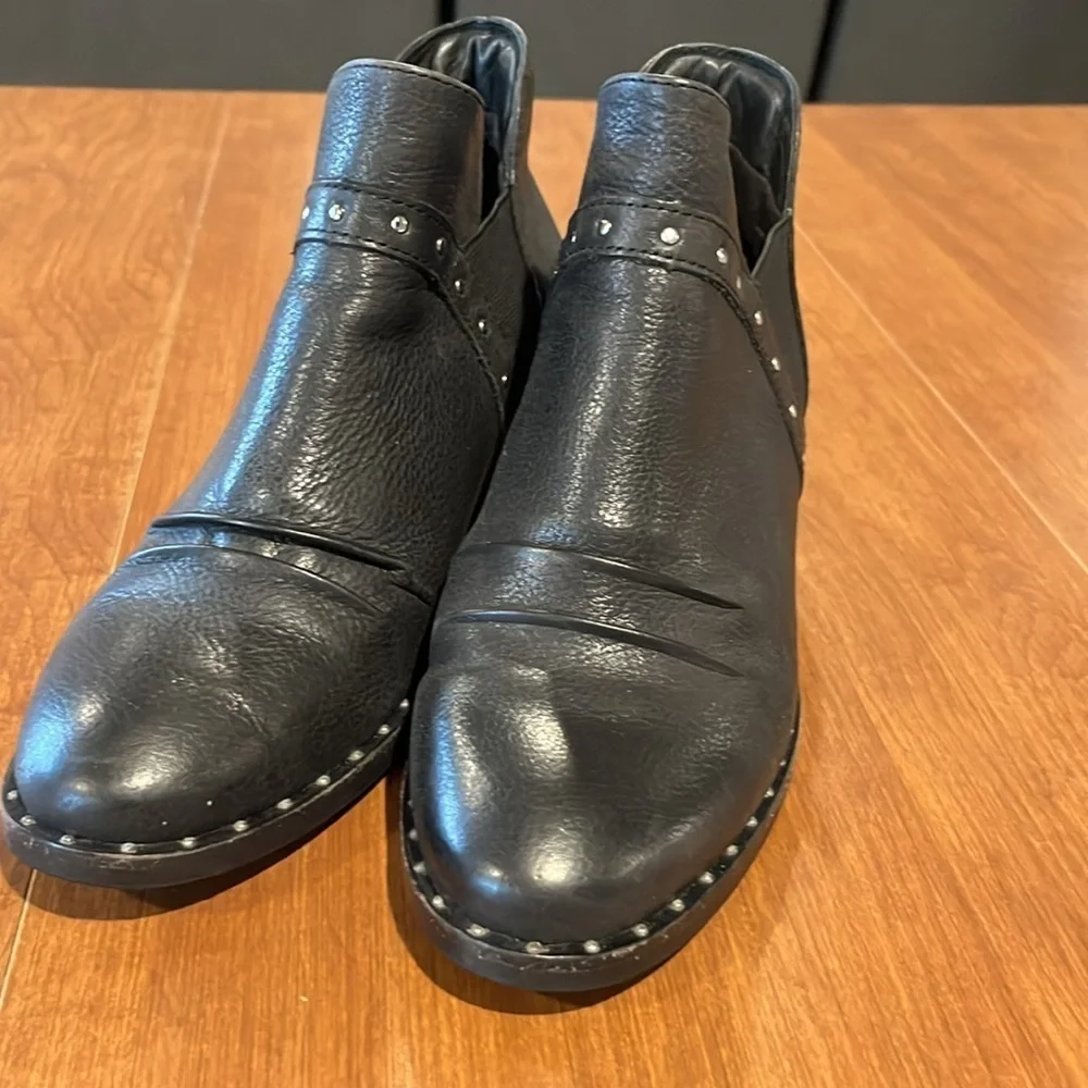 Earth Delrio Black Leather Studded Ankle Boots size 7.5